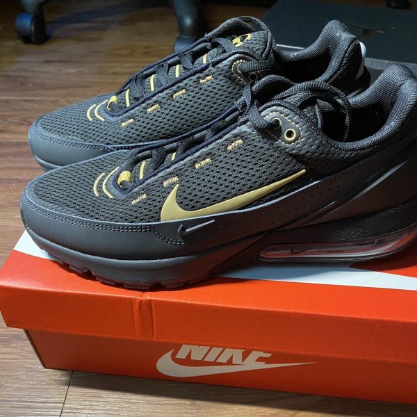 Nike Men's Black and Navy Trainers
